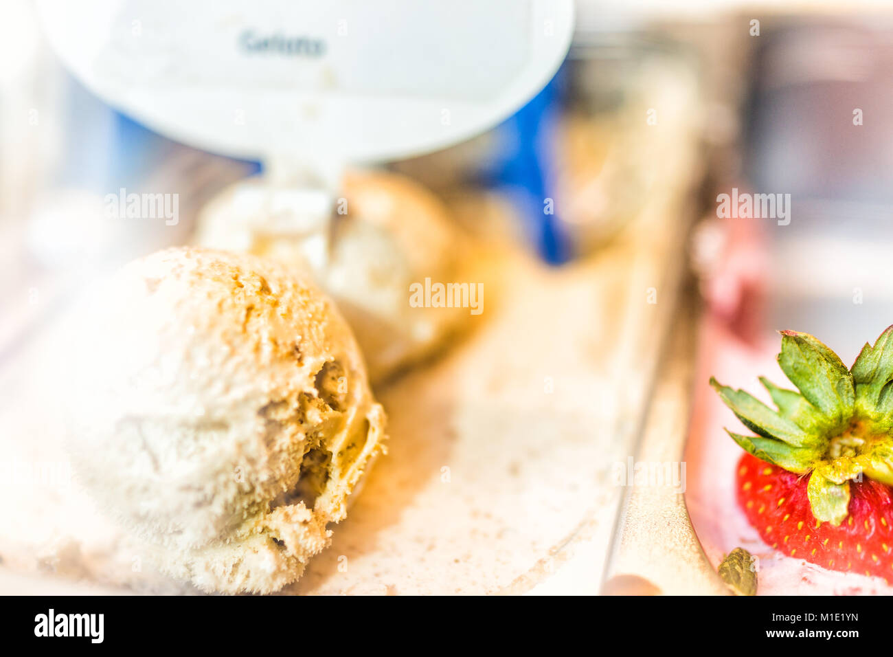 Makro Nahaufnahme Kaffee Aroma braun gelato Eis mit Zeichen auf dem Display im Cafe Shop mit lufthutze in Italien, Italienisch Stockfoto