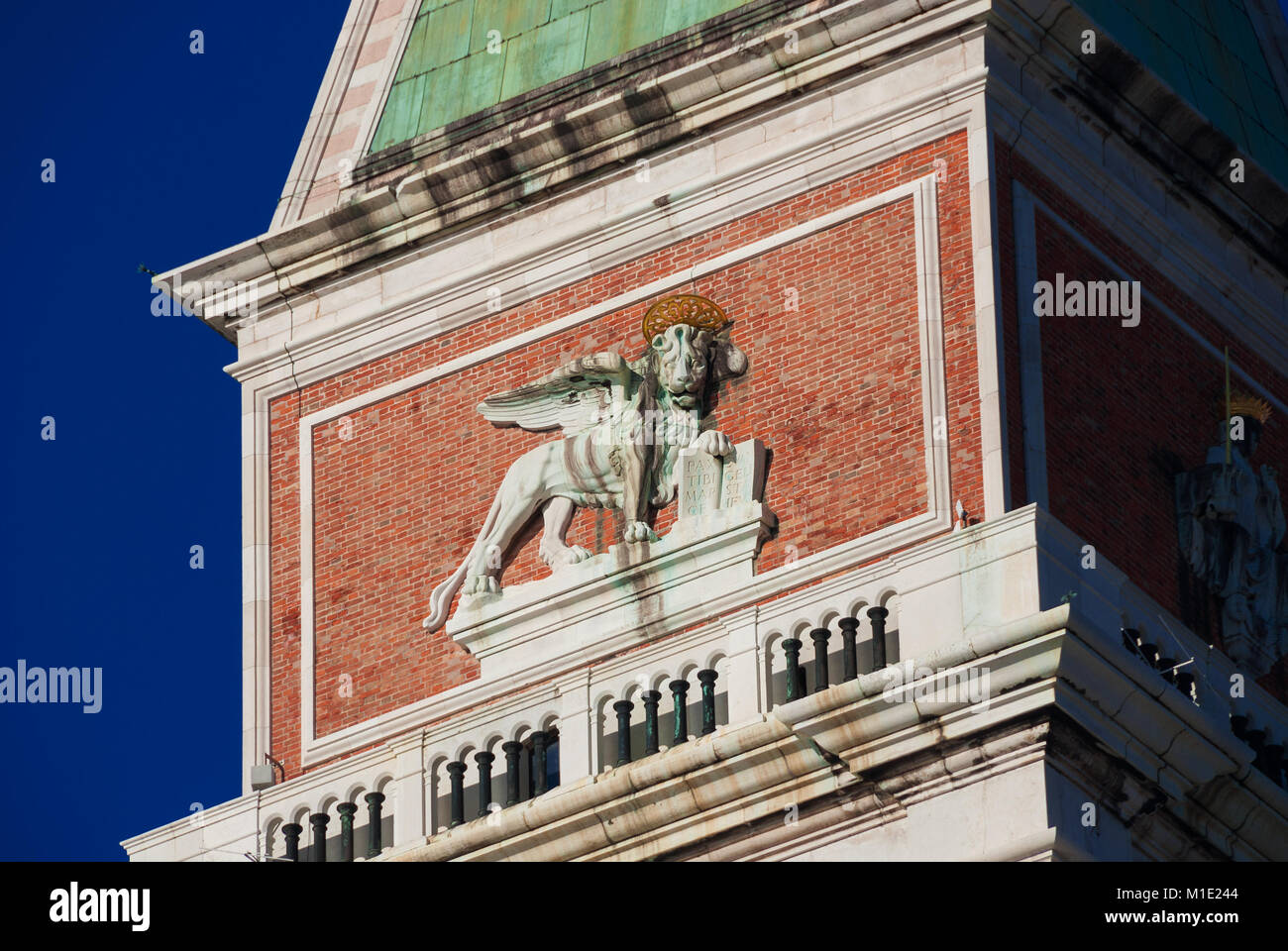 Geflügelte Löwe, Symbol der alten Republik Venedig, an der Spitze von St. Mark Bell Tower Stockfoto