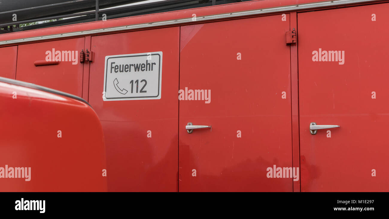 Detail aus einem Löschfahrzeug mit deutschen Text: Feuerwehr 112 Stockfoto