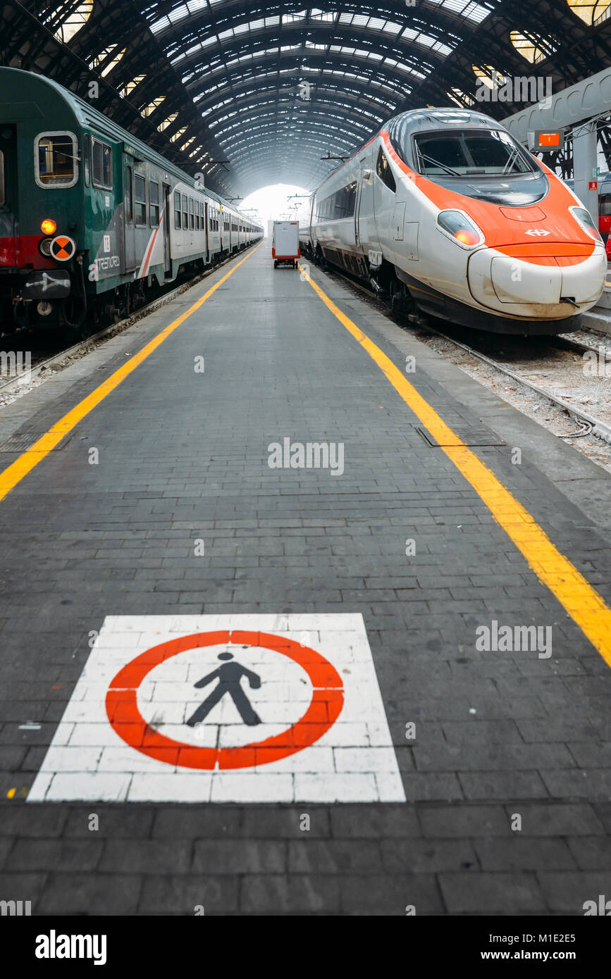 Fußgänger Schild am Rand der Plattform an der Mailänder Hauptbahnhof, einen großen Hub in Norditalien mit Verbindungen national und international Stockfoto