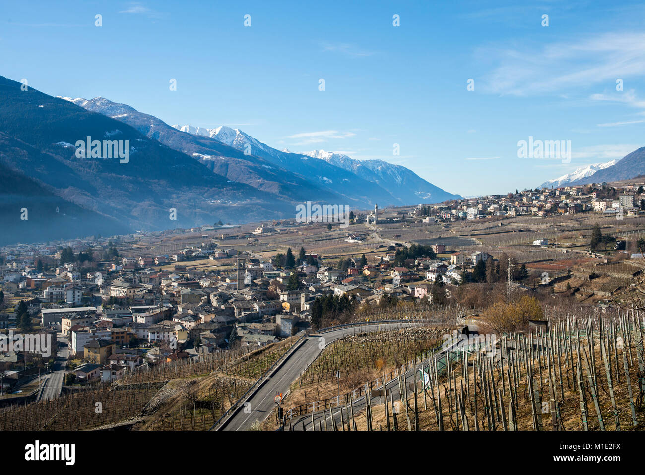 Schlenker Strasse oberhalb Sondrio, eine italienische Gemeinde im Herzen der Wein produzierenden Valtellina region Stockfoto