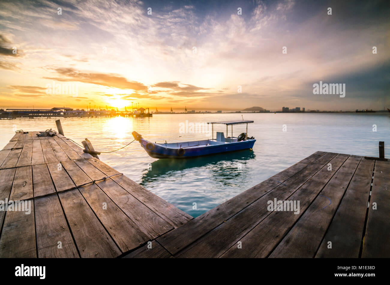 Holzbrücke von Clan kauen Steg bei Sonnenaufgang in Georgetown, Penang. Es gibt acht verschiedene Clans, die noch hier wohnen. Stockfoto