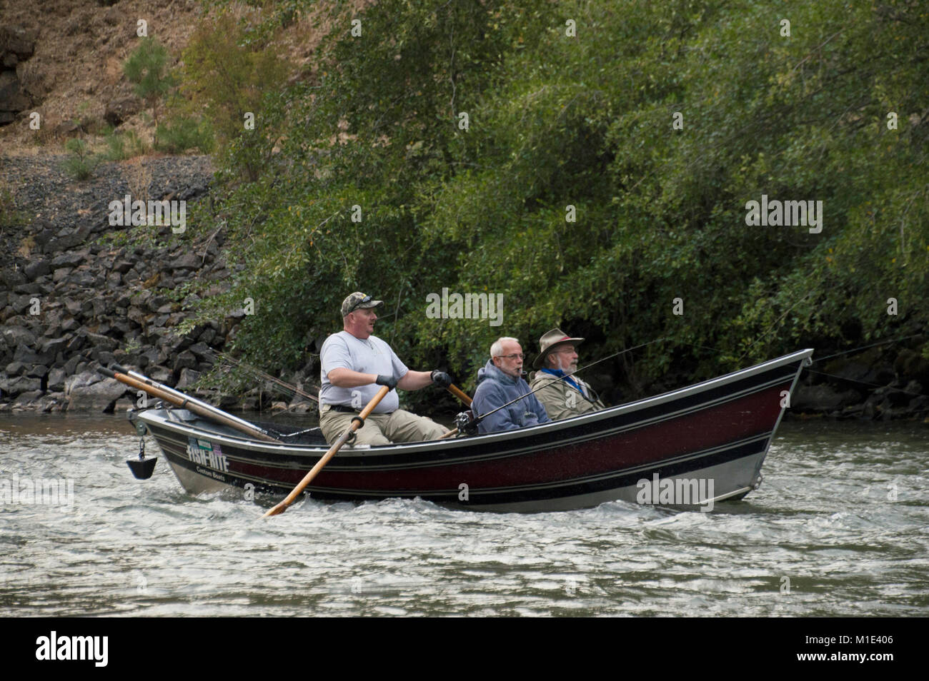 Fishing Guide Jeff Geary Zeilen diese Drift Boot auf der Klickitat River im Staat Washington mit Gast fischer Terry Sheely und Jim Georg. Stockfoto