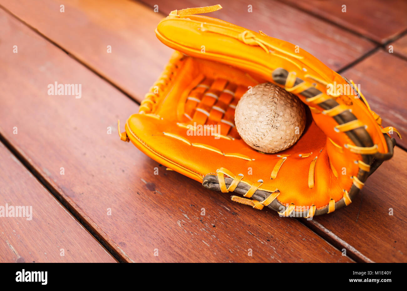 Baseball, Softball mit Leder Handschuh Handschuh auf Holz Tisch Boden Hintergrund mit kopieren. Sport Freizeit Thema. Stockfoto