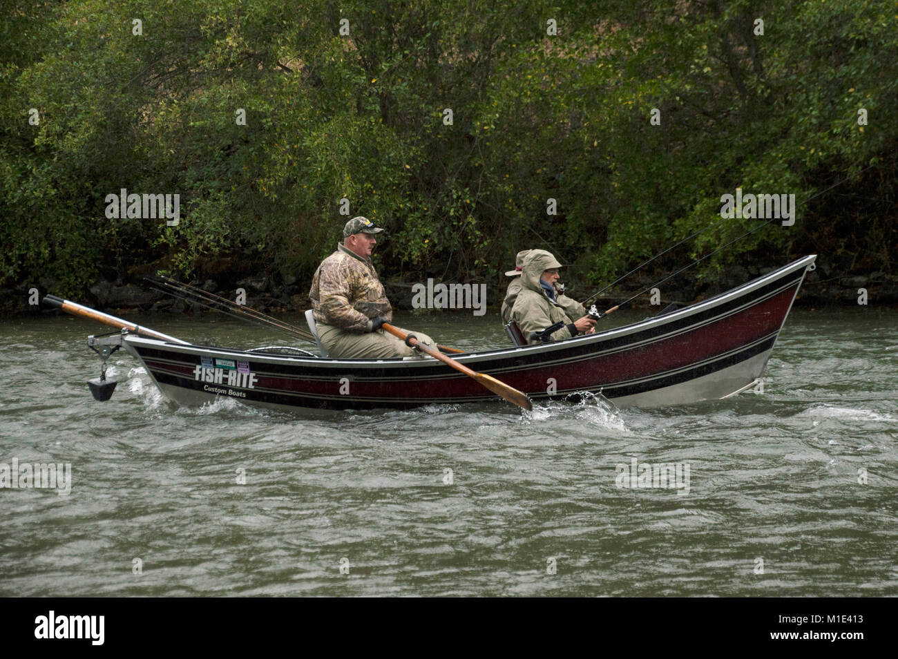 Fishing Guide Jeff Geary Zeilen diese Drift Boot auf der Klickitat River im Staat Washington mit Gast fischer Terry Sheely und Jim Georg. Stockfoto