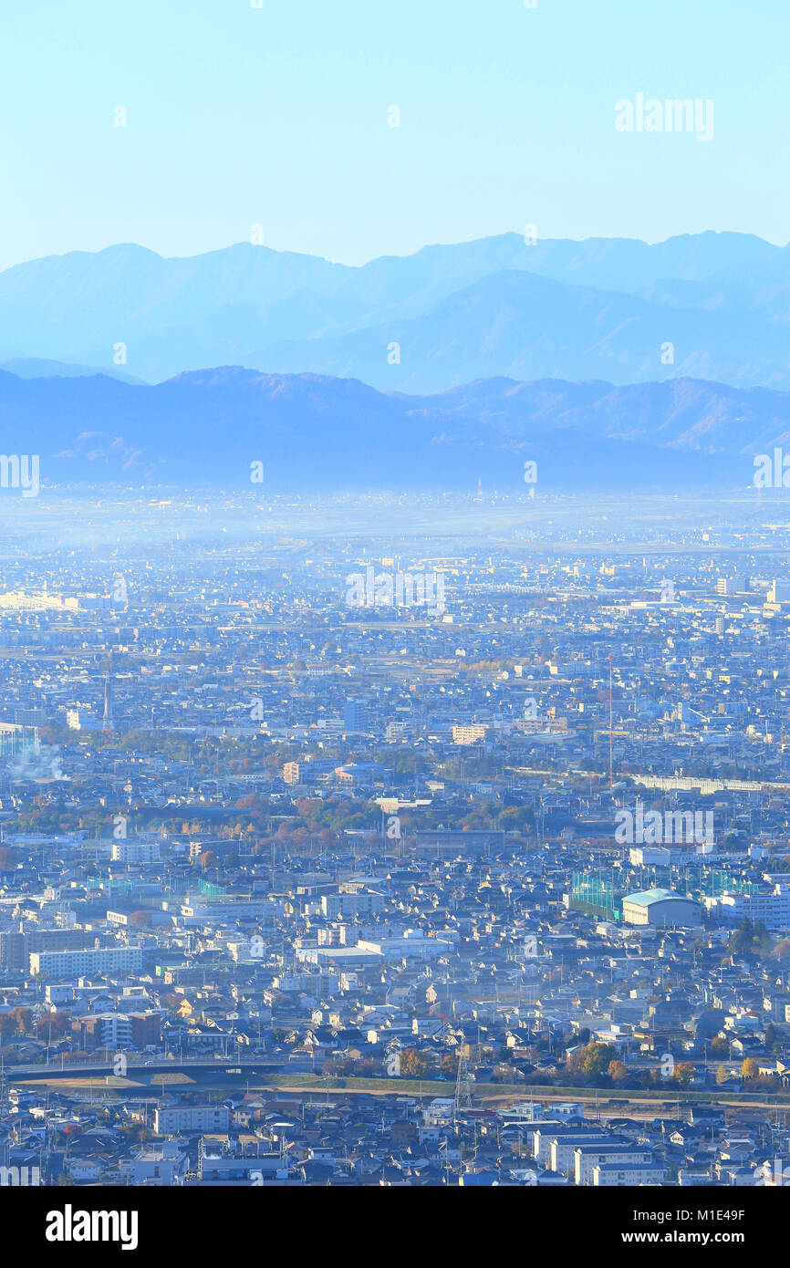 Die Lichter der Stadt und die Bergwelt, Yamanshi Präfektur, Japan Stockfoto