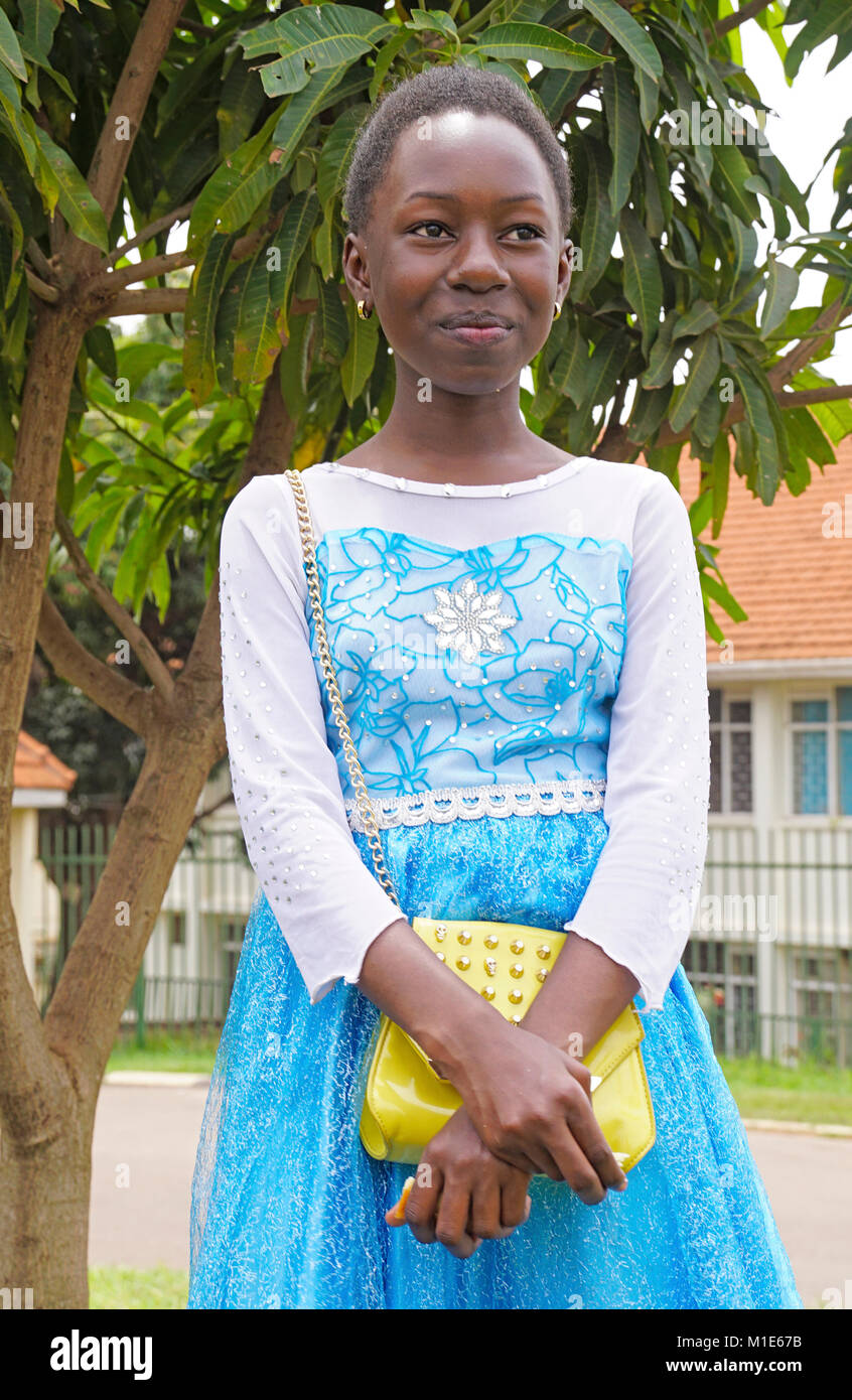Junge jugendlich Mädchen gekleidet für einen Sonntag Hochzeit in Kampala, Uganda. Stockfoto