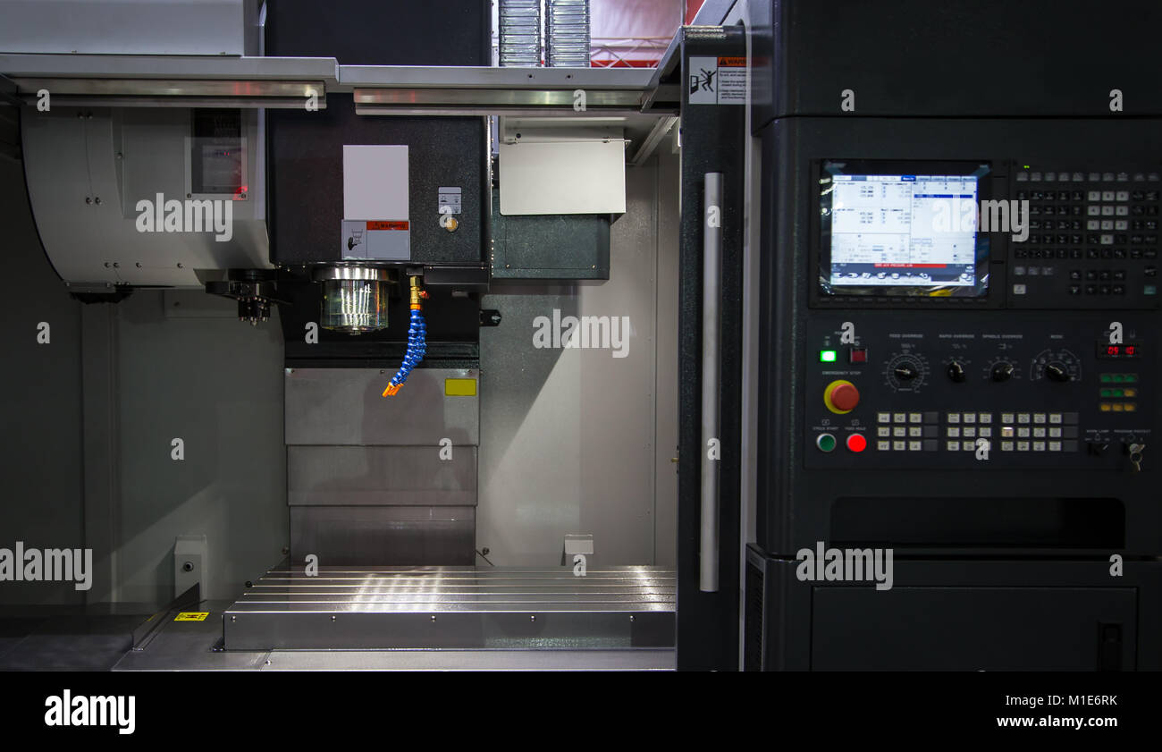 CNC-Fräsmaschine Arbeitstisch und Bedienfeld Stockfoto
