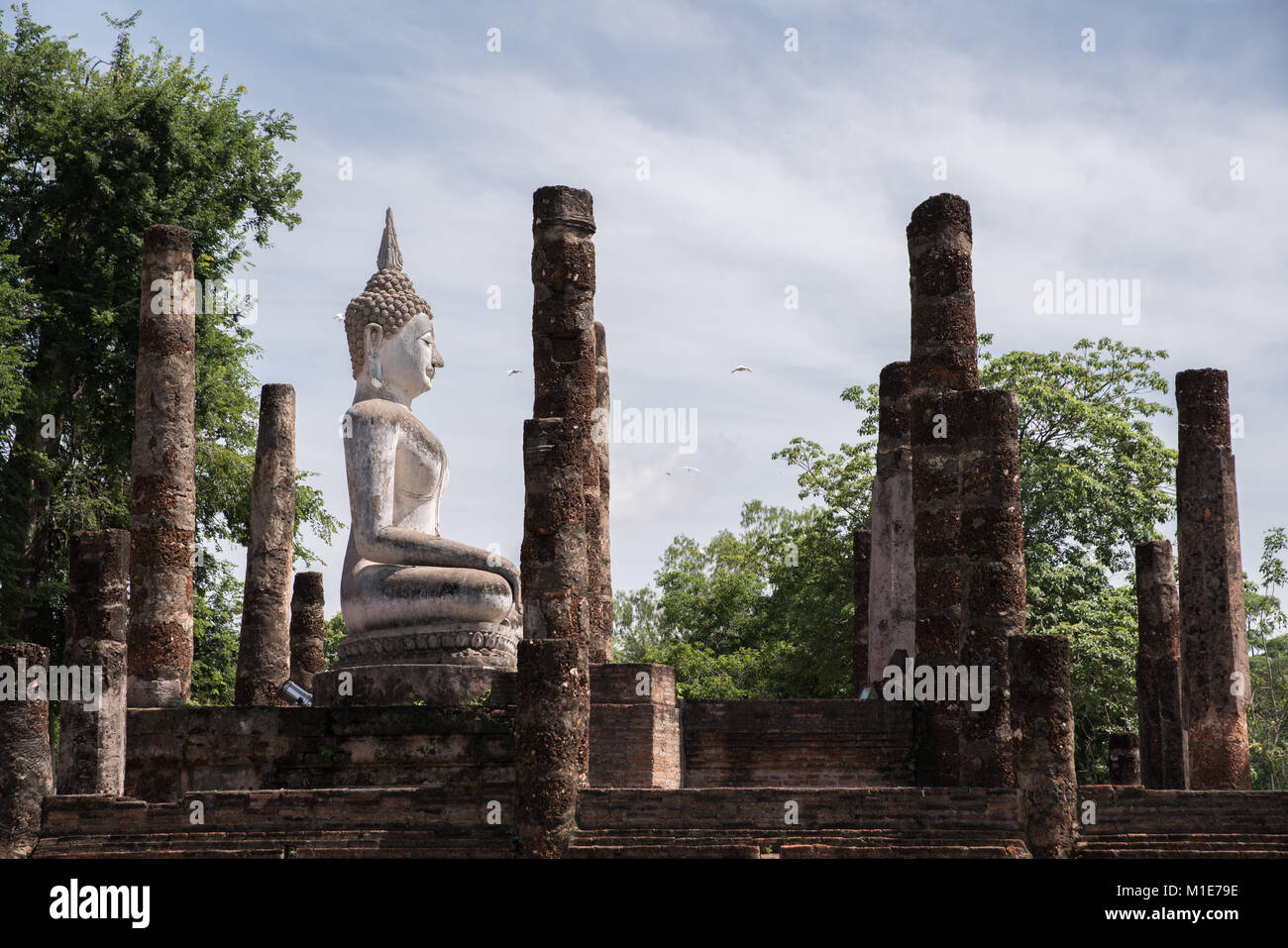 Schöne Tempel Thailand name Sa-Sri Tempel, Sukhothai Historical Park, während morgen Zeit Stockfoto