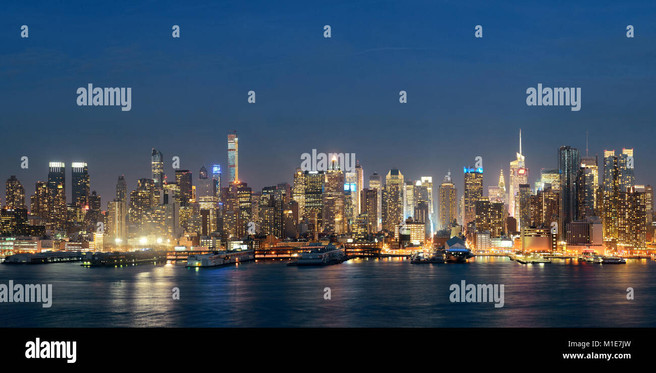 Skyline von Midtown über Panorama des Hudson River in New York City mit Wolkenkratzern in der Nacht Stockfoto