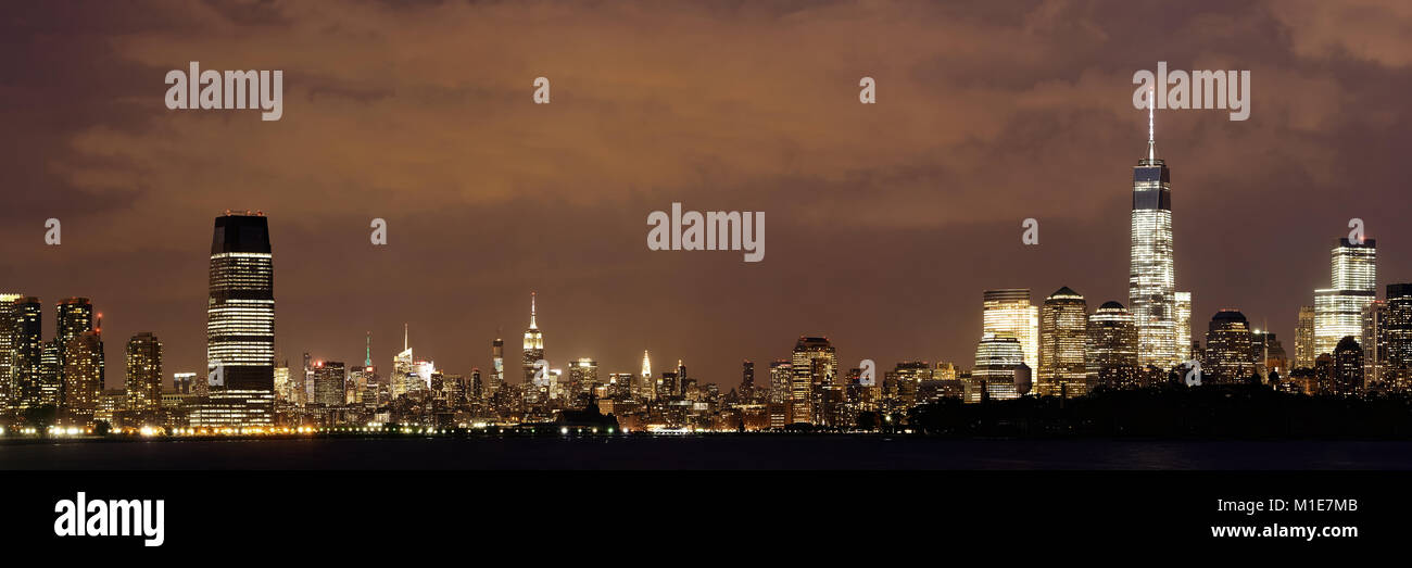 New York City bei Nacht mit städtischen Architekturen Stockfoto