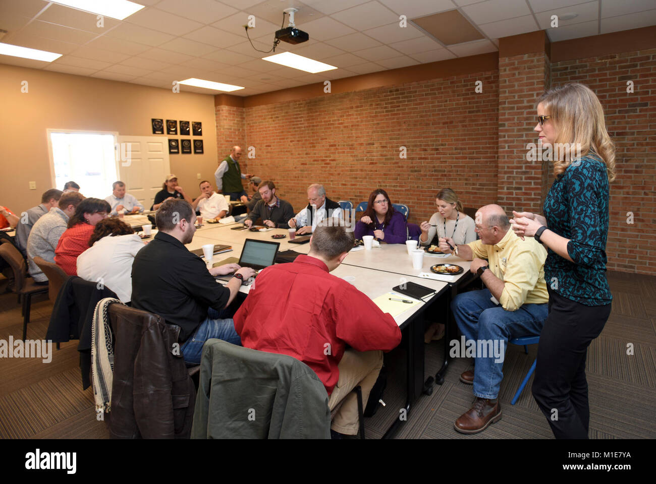 Lacey Thomason (Rechts), Professional Engineer und Silber Jacken Programm Manager, bietet Informationen Mitglieder während einer vierteljährlichen Sitzung am Sevierville, Tennessee, Emergency Management Center Jan. 25, 2018. Silber Jacken ist eine innovative Partnerschaft, wo Lokale, Landes- und Bundesbehörden zur Reduzierung der Hochwassergefahr erleichtern, koordiniert die Programme, fördert zusammenhängende Lösungen, synchronisiert Pläne und Richtlinien, und schließlich bietet integrierte Lösungen. (USACE Stockfoto