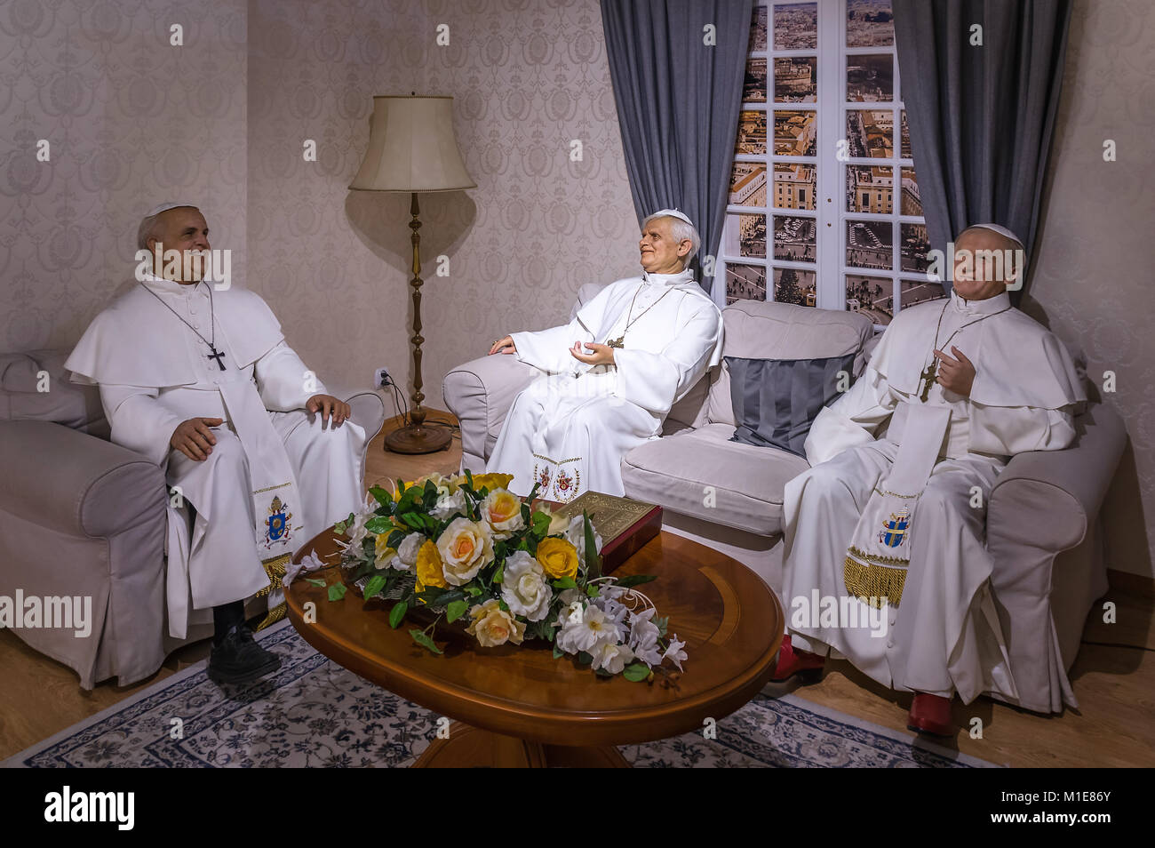 Polen, Krakau: Wachsfiguren der Köpfe der römisch-katholischen Kirche im Krakauer Wachsmuseum. Stockfoto