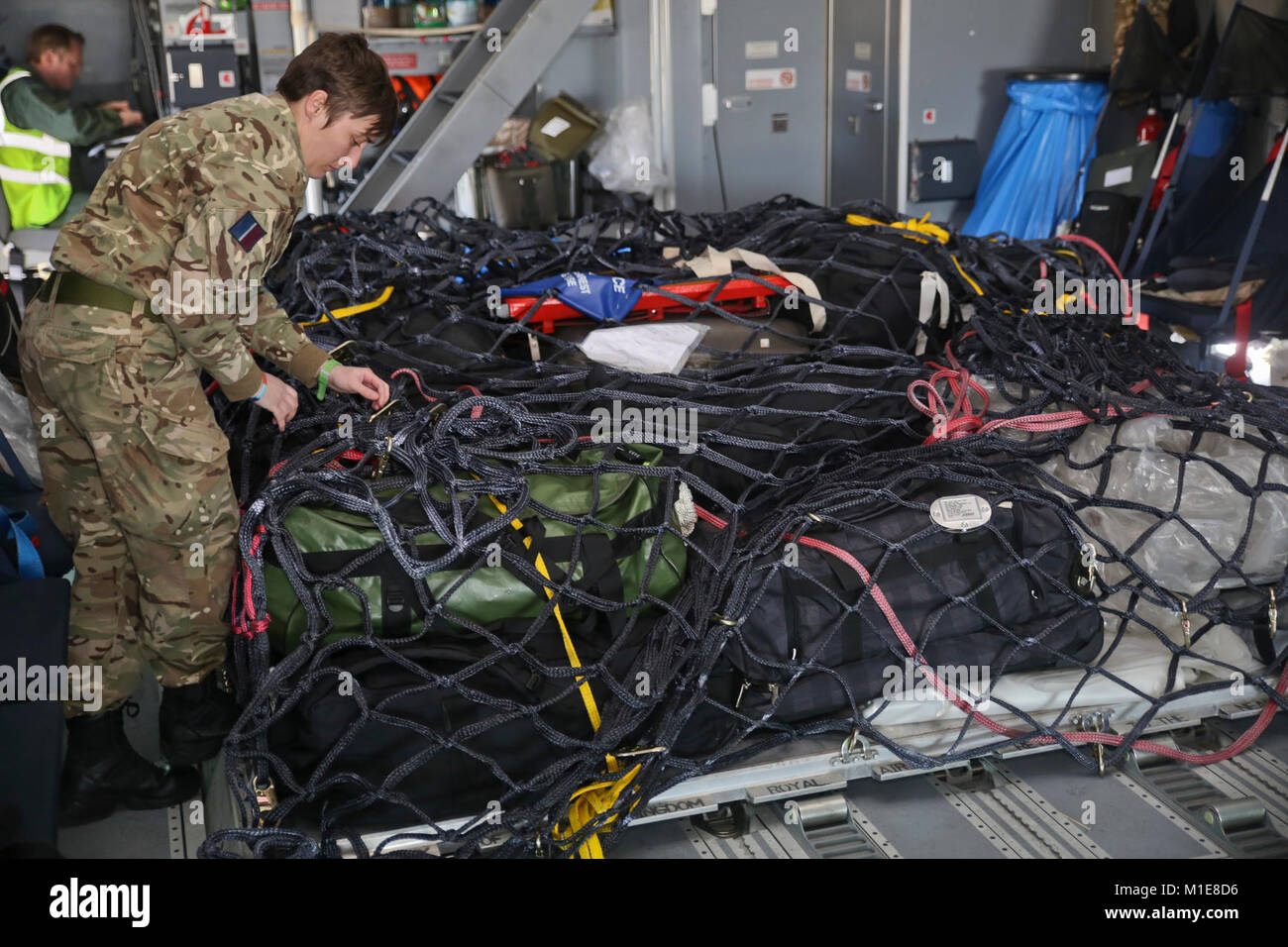 Einen Flieger mit der Royal Air Force sichert eine Last von Ladung in einem A400 Atlas an Bord der Marine Corps Air Station Beaufort, 31.01.25. Der Atlas ist die F-35 Teile zurück nach England. Dies bedeutet das britische Geschwader 617 der Übergang zurück nach Großbritannien. Stockfoto