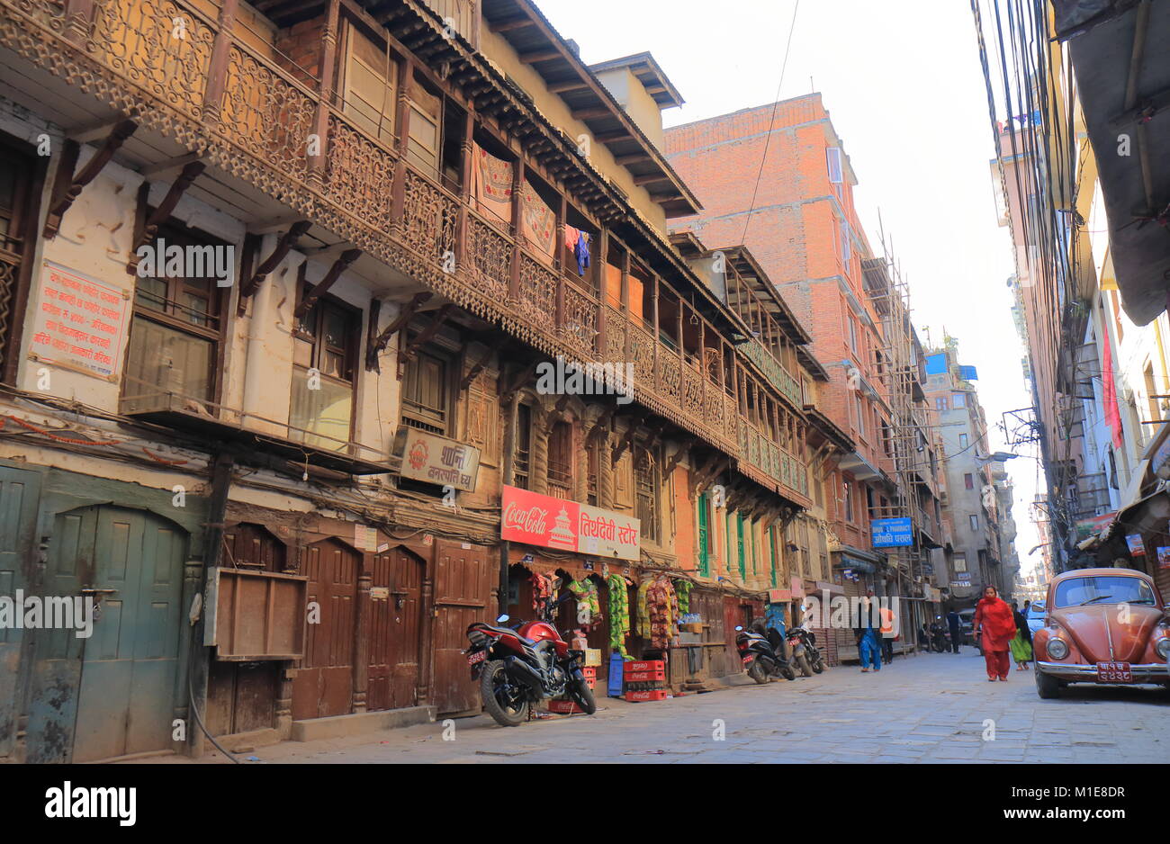 Menschen besuchen alte Straße in der Innenstadt von Kathmandu, Nepal. Stockfoto
