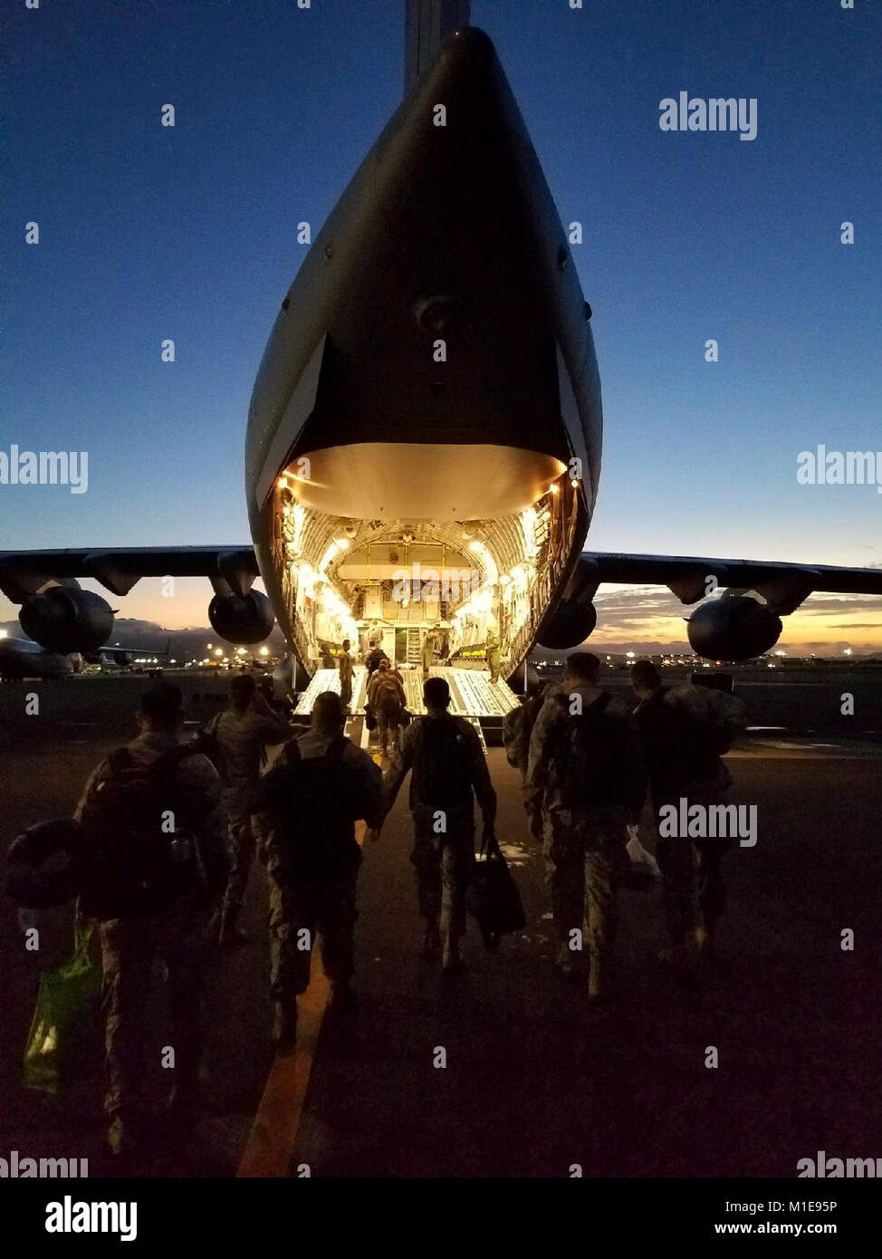 Flieger von der 154 medizinische Gruppe, Abteilung 1, an Bord eines C-17 Globemaster III der 204. Airlift Squadron, Joint Base Pearl Harbor-Hickam, Jan. 26, 2018 zugeordnet. Die medizinischen Flieger waren nach Nevada leitete eine FEMA Region 9 Feld Training mit Partnern aus Kalifornien und Nevada Air National Guard zu erleichtern. (U.S. Air National Guard Stockfoto