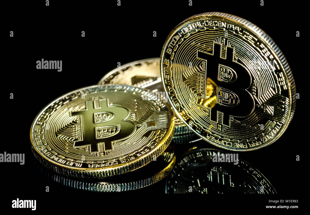 Bitcoin, goldene Bitcoins auf einem schwarzen Hintergrund. Foto neue virtuelle Geld Stockfoto