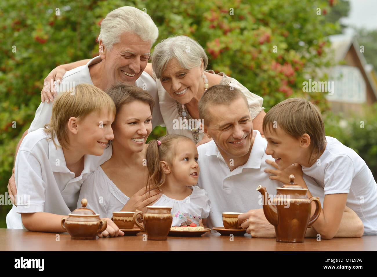 glückliche Familie Tee trinken Stockfoto