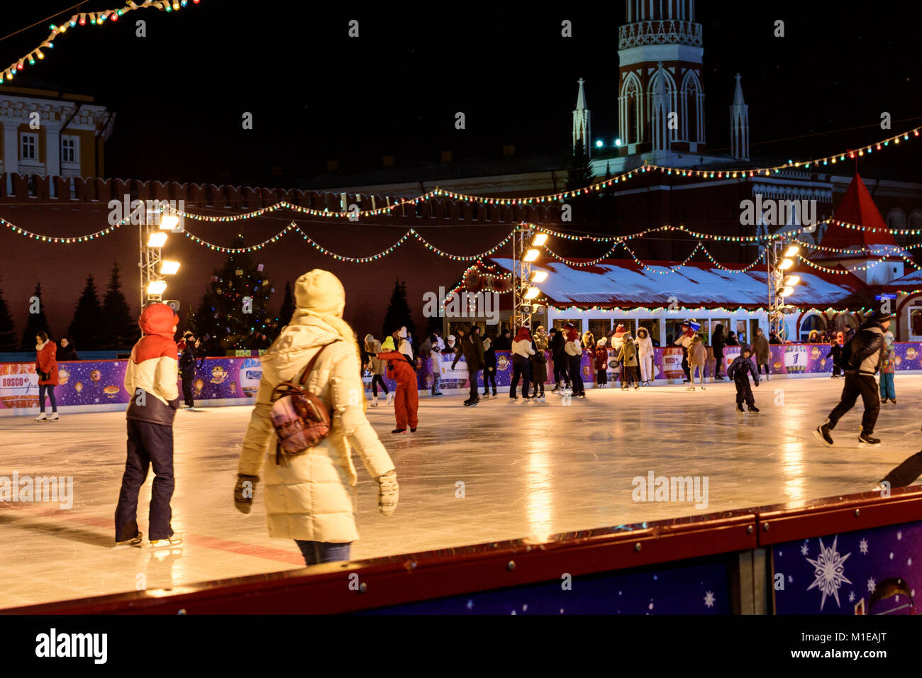 Eisbahn auf dem Roten Platz in Winternacht, die Beleuchtung in der Nacht in Moskau. Stockfoto