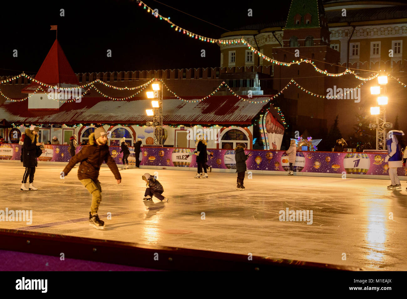 Eisbahn auf dem Roten Platz in Winternacht, die Beleuchtung in der Nacht in Moskau. Stockfoto
