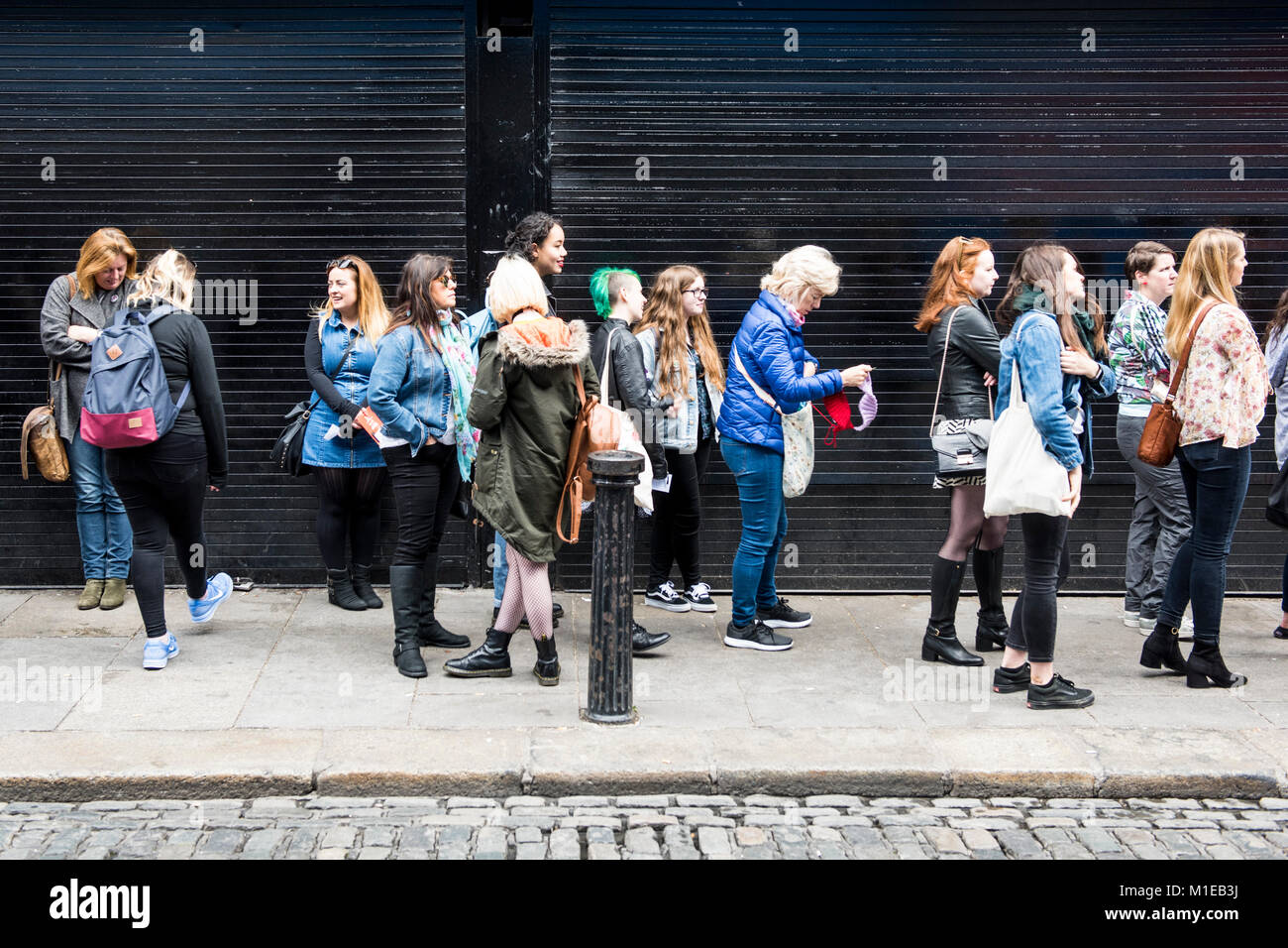 Frauen aufgereiht Aufhebung Sweatshirts im Indigo & Stoff Store am Tag der Rallye zu kaufen. Aufhebung der 8. Änderung der irischen Verfassung. Pro-choice (Abtreibung) Rallye in Dublin, Irland Stockfoto