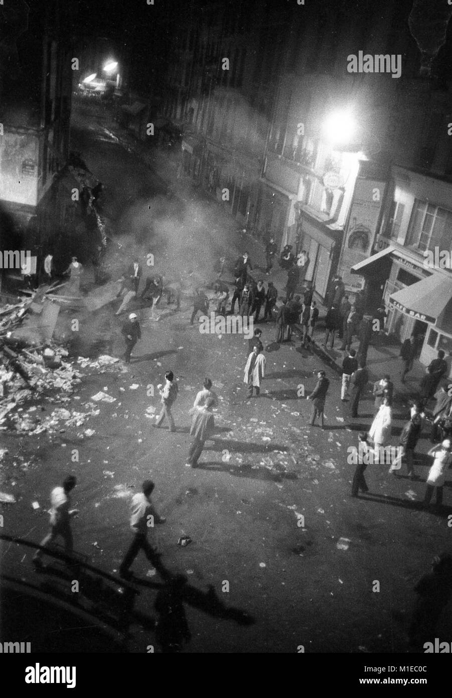 Philippe Gras/Le Pictorium - Mai 1968 - 1968 - Frankreich/Ile-de-France (Region) / Paris - Nacht, Demonstranten an einem Scheideweg. Stockfoto