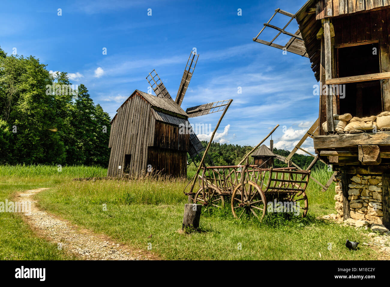 Alten rustikalen Holzmöbeln Windmühlen bei Sibiu ASTRA open air Museum, Sibiu, Rumänien. Juni 2017. Stockfoto