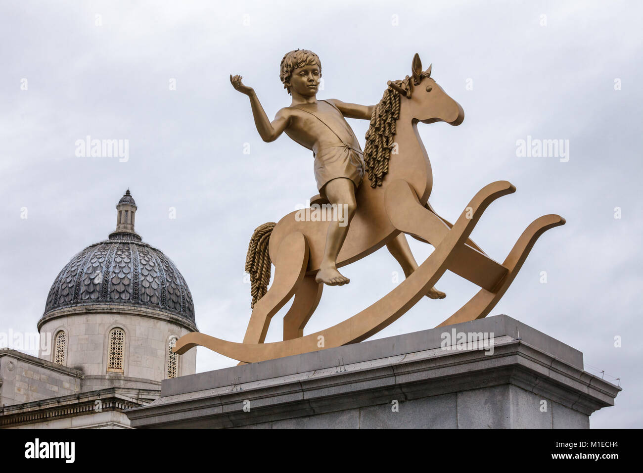 LONDON, Großbritannien - 28 Oktober 2012: Machtlos Strukturen, Kind auf einem schaukelpferd Bronzestatue von Michael Elmgreen und Ingar Dragset als temporäre Skulptur Stockfoto