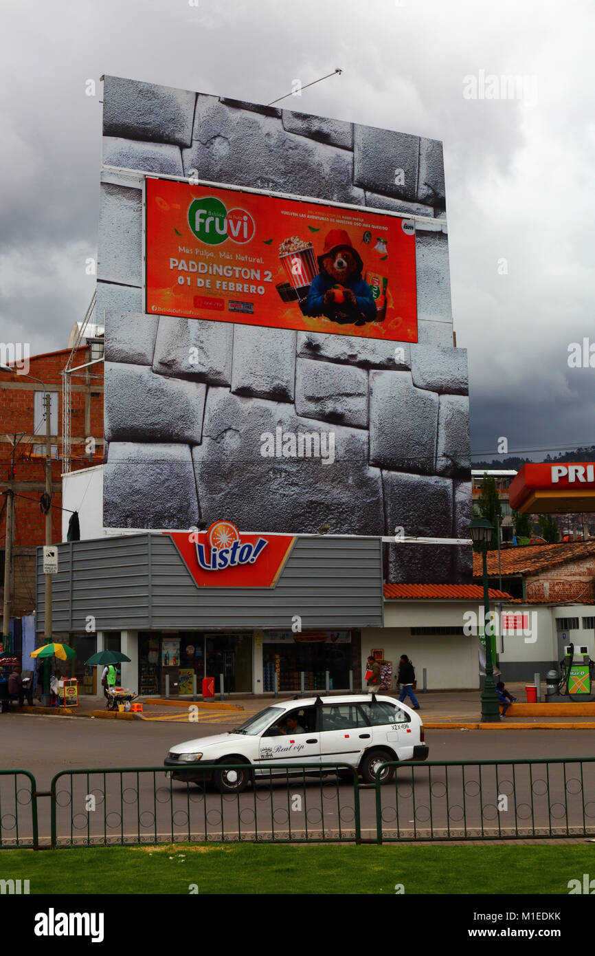 Paddington 2 Film Werbung auf digitalen Bildschirm in riesigen Inca Wall Design horten, Cusco, Peru Stockfoto