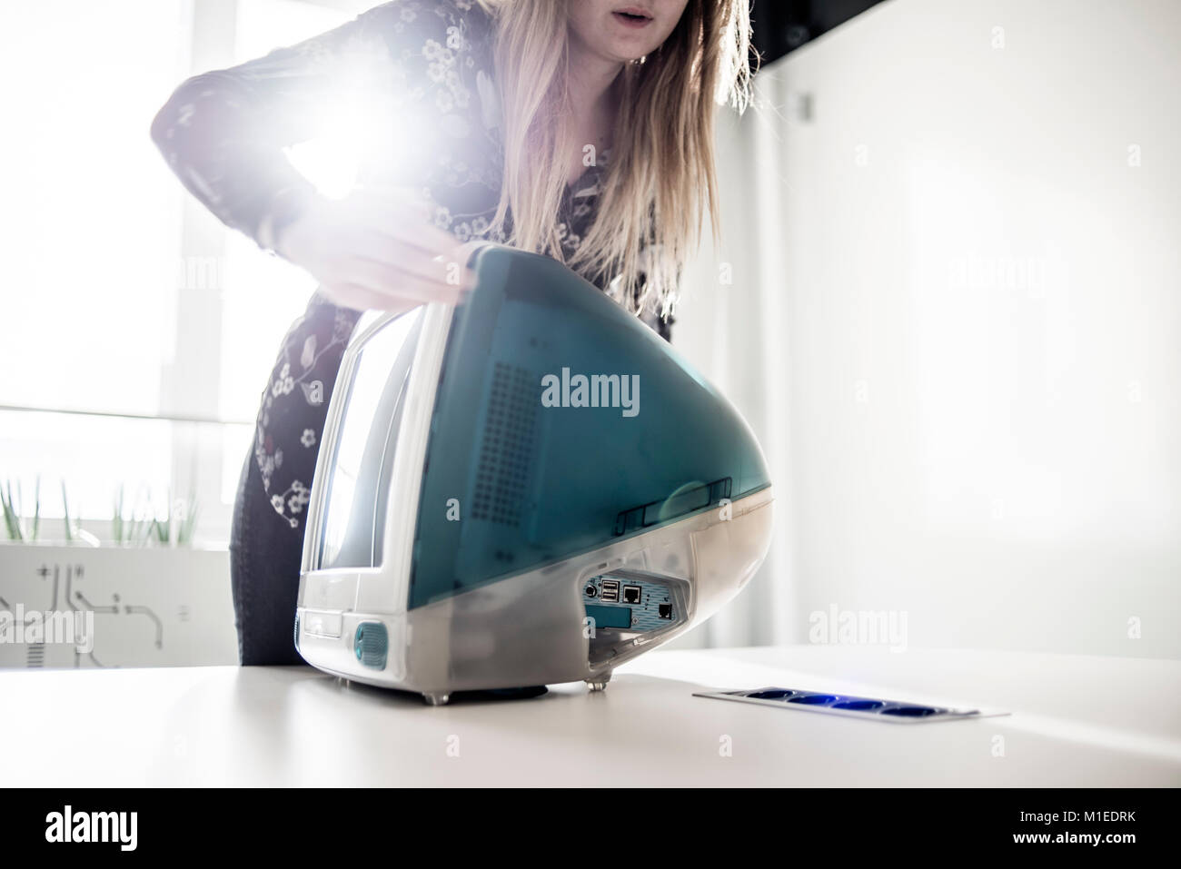 Ein Mitglied des Personals zeigt iMac G3, Erscheinungsdatum August 1998, auf dem ukrainischen MacPaw Apple's Museum in Kiew, Ukraine am 26. Januar 2017. Die ukrainischen Entwickler MacPaw hat Apple Hardware Museum im Büro des Unternehmens in Kiew eröffnet. Die Sammlung verfügt über mehr als 70 ursprünglichen Macintosh Modellen von 1981 bis 2017 datiert. Stockfoto