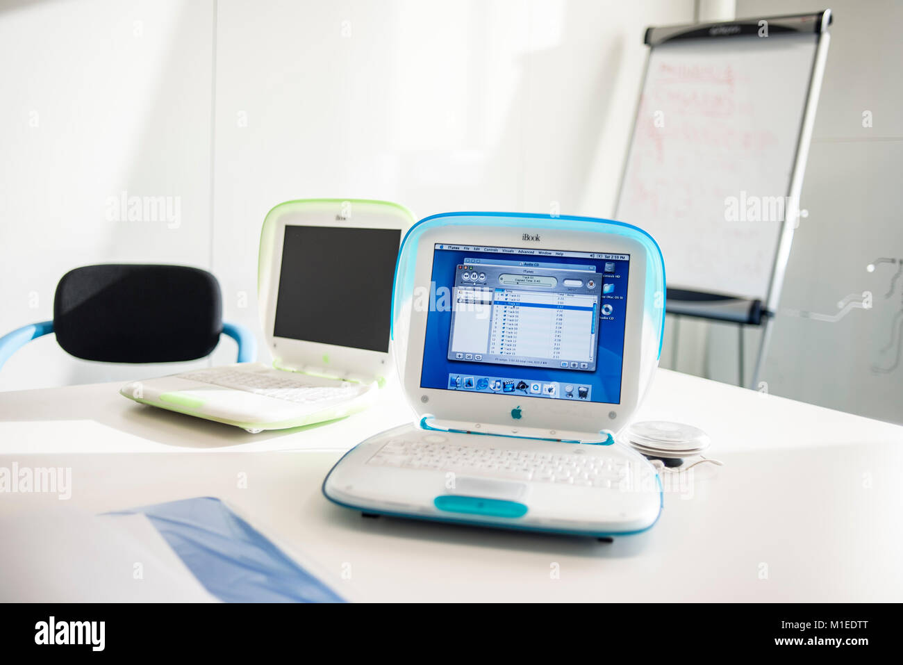 IBook G3, Erscheinungsdatum Mai 2001, auf dem ukrainischen MacPaw Apple's Museum in Kiew, Ukraine am 26. Januar 2017 ausgestellt. Die ukrainischen Entwickler MacPaw hat Apple Hardware Museum im Büro des Unternehmens in Kiew eröffnet. Die Sammlung verfügt über mehr als 70 ursprünglichen Macintosh Modellen von 1981 bis 2017 datiert. Stockfoto