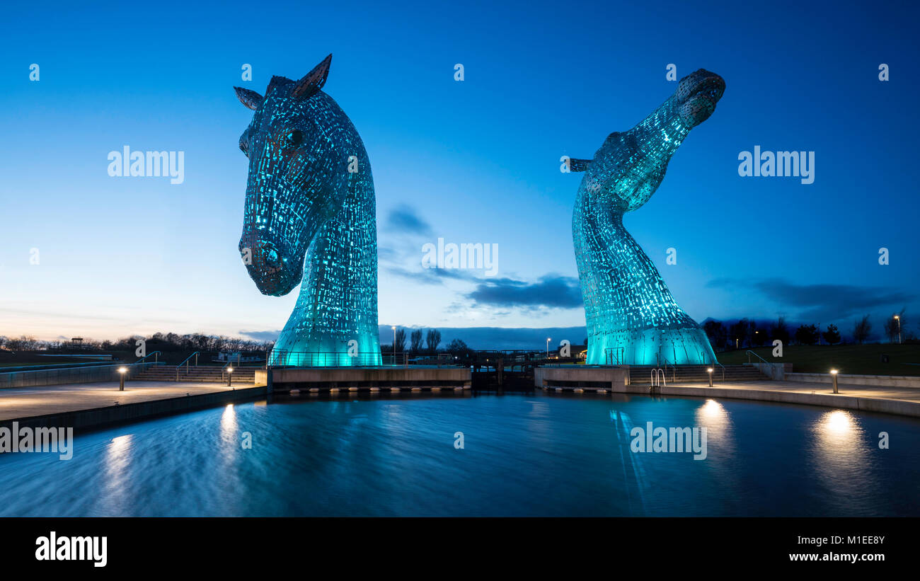 Nachtansicht der Aufbau Digital, große Skulpturen von Pferden, bei Helix Park in Falkirk, Schottland, Vereinigtes Königreich Stockfoto