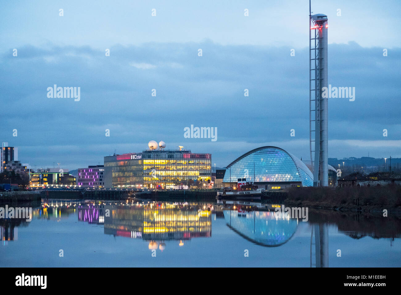 Nacht Blick auf BBC Schottland Studio bei Pacific Quay am Ufer des Flusses Clyde in Glasgow, Schottland, Vereinigtes Königreich Stockfoto