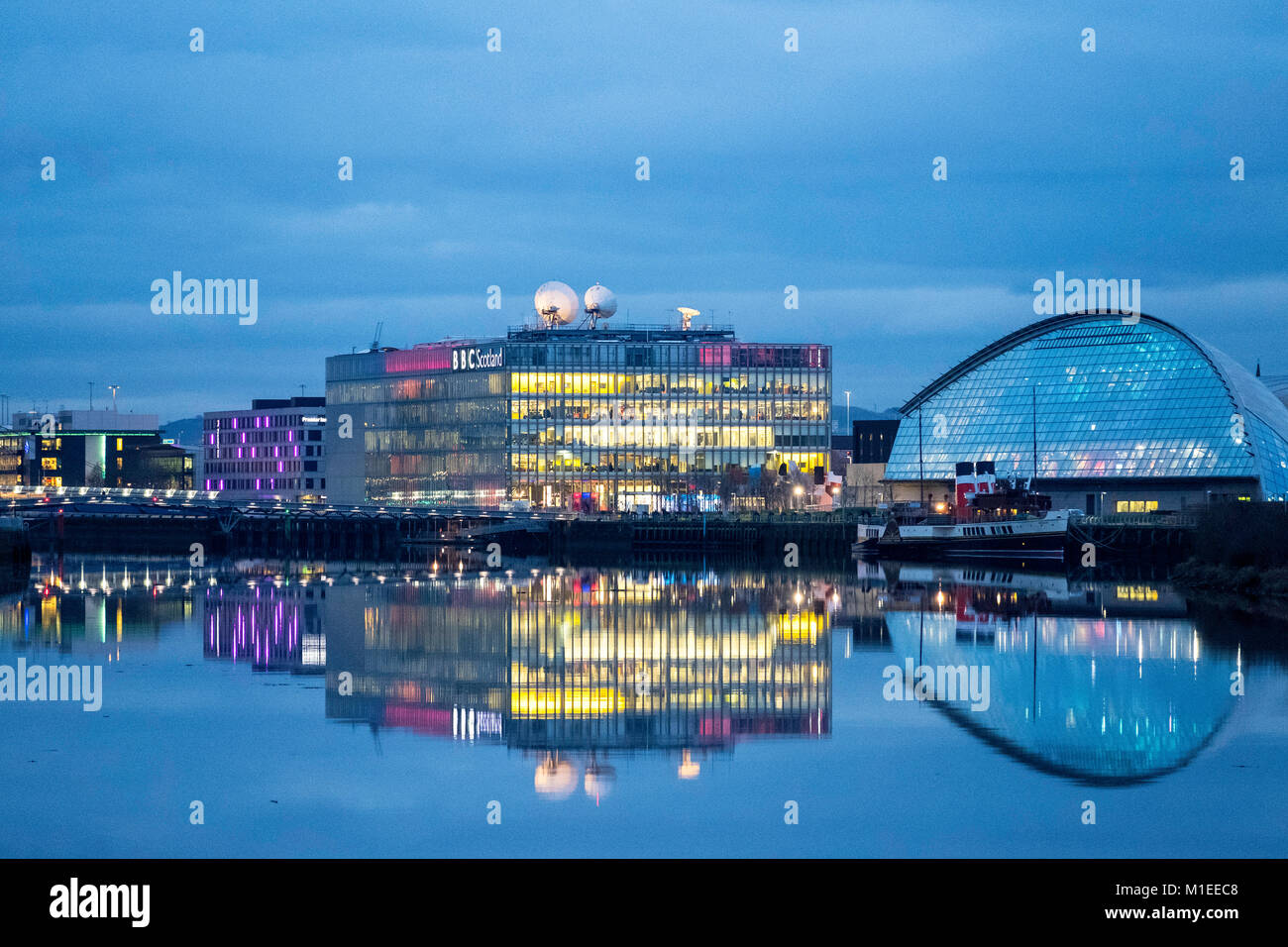 Nacht Blick auf BBC Schottland Studio bei Pacific Quay am Ufer des Flusses Clyde in Glasgow, Schottland, Vereinigtes Königreich Stockfoto