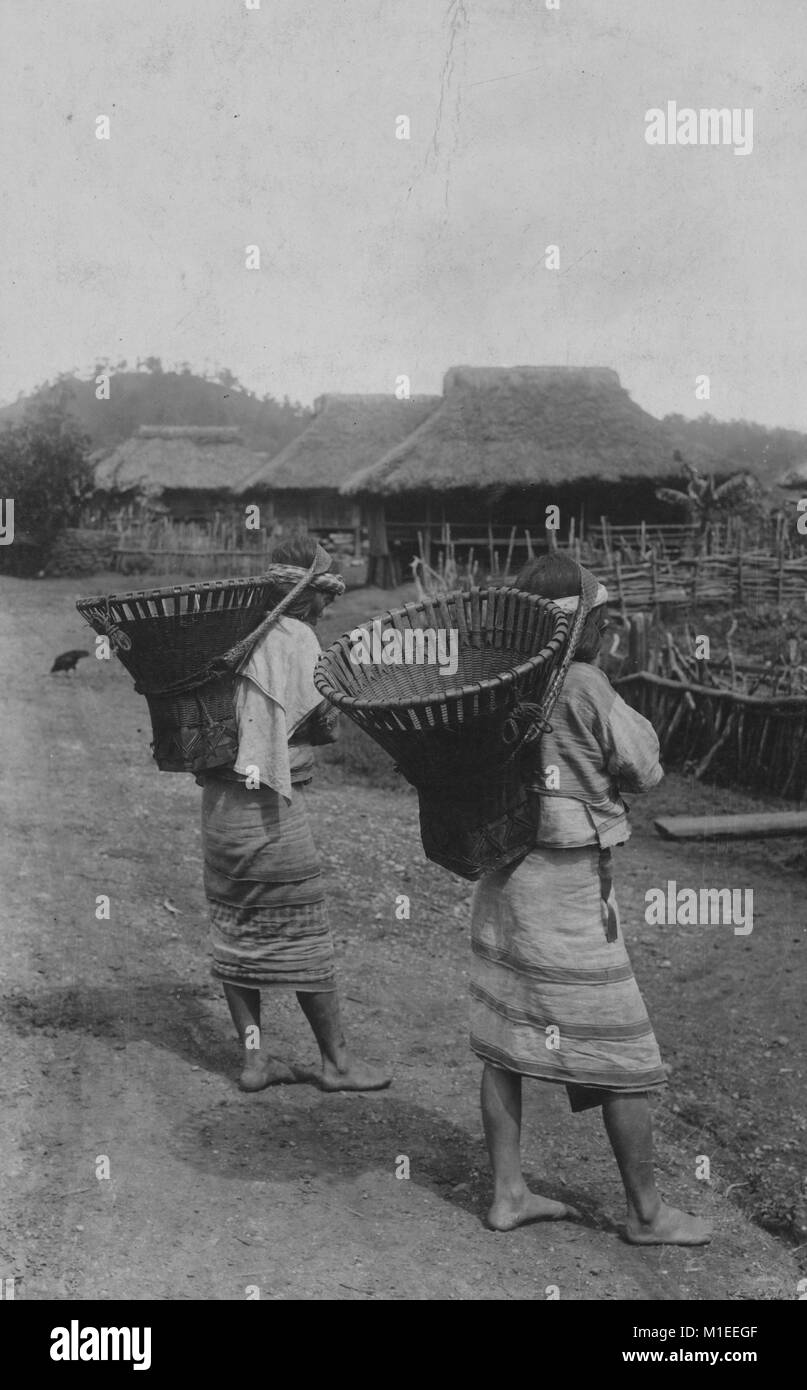 Igorot Landarbeiter, Weidenkorb, Arbeiten auf der Farm, auf den Philippinen, 1916. Von der New York Public Library. () Stockfoto