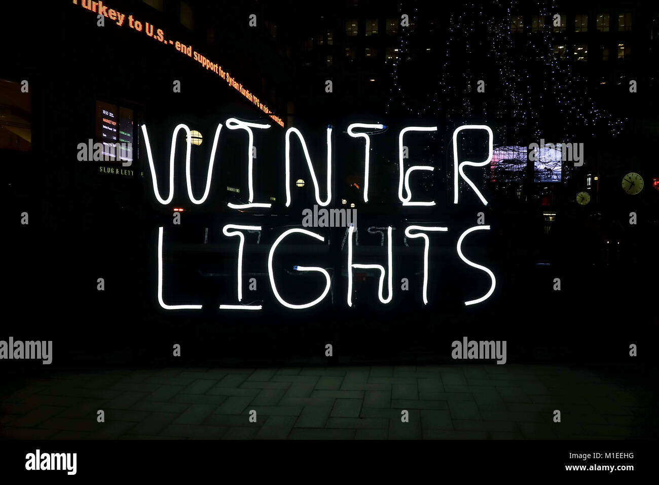 LONDON, UK-25 Jan 2018: Winter Lights Logo ist auf der Jubilee Plaza für die Canary Wharf Winter Lights Festival 2018. Stockfoto