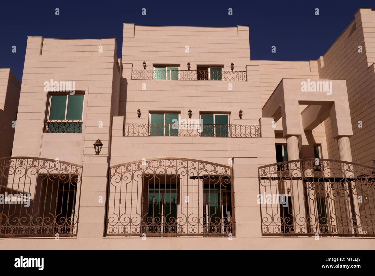 Villa Eingang mit schmiedeeisernen Tor und Mauer Handläufe Stockfoto