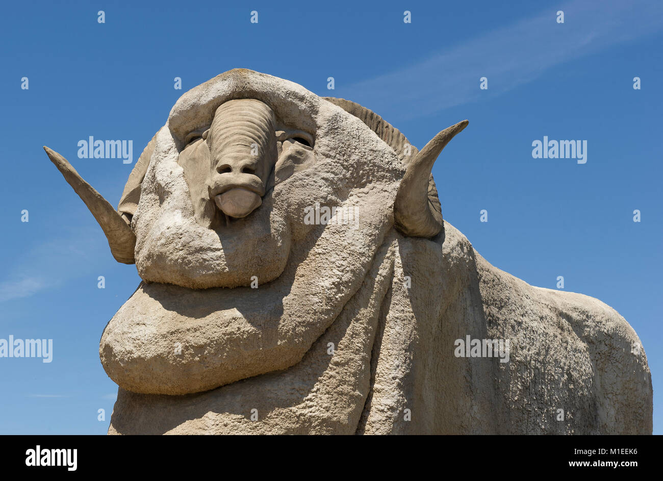 Statue des Großen Murino Schafe, große Ram am Eingang der Geschenkeladen, Goulburn, New South Wales, Australien. Stockfoto