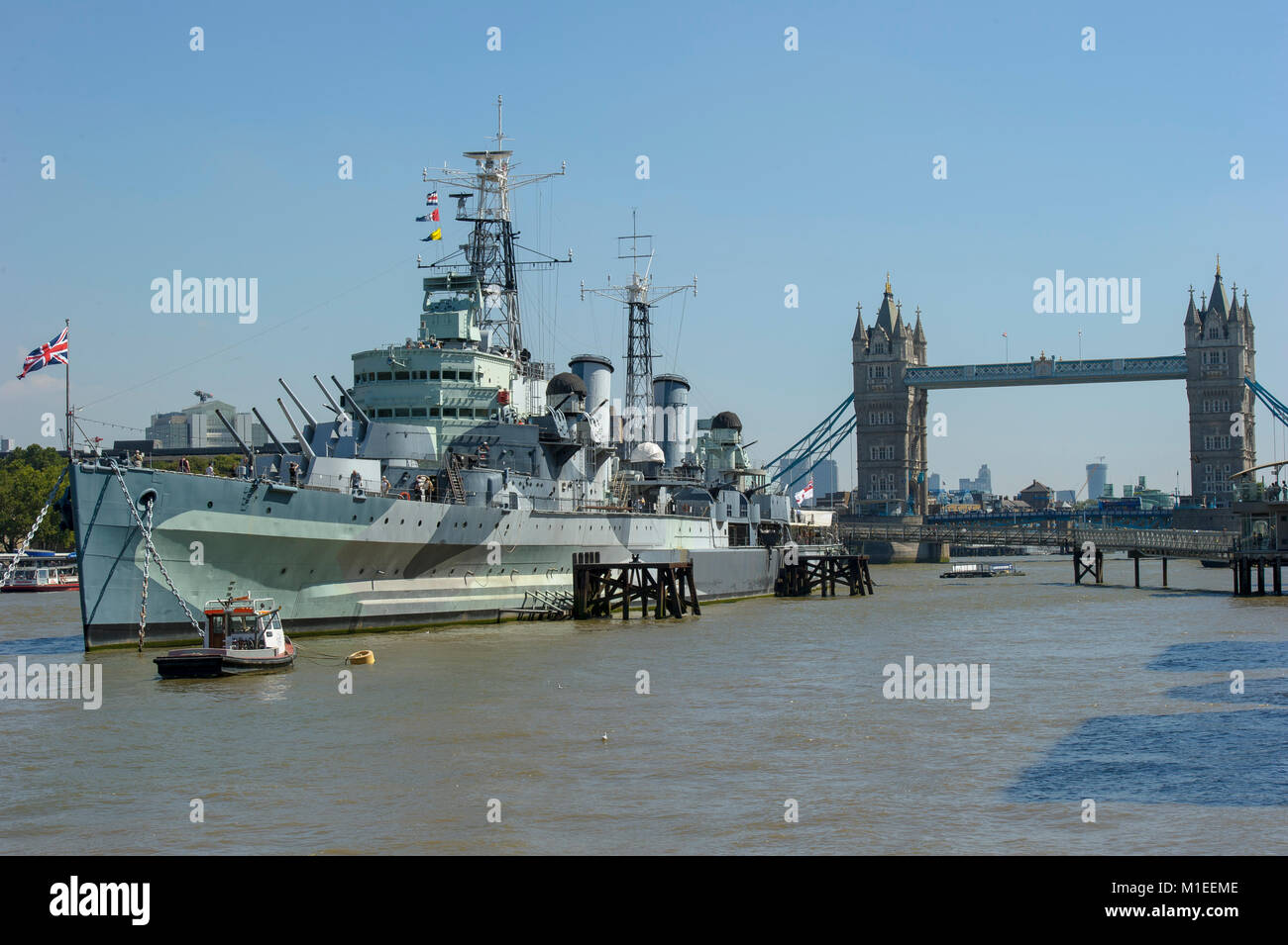 HMS Belfast günstig auf der Themse in der Nähe der Tower Bridge in London, England. Stockfoto