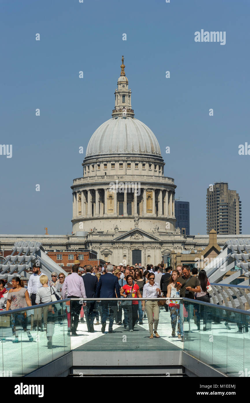 Die St Paul's Kathedrale in London über die Millenium footbridge genommen Stockfoto