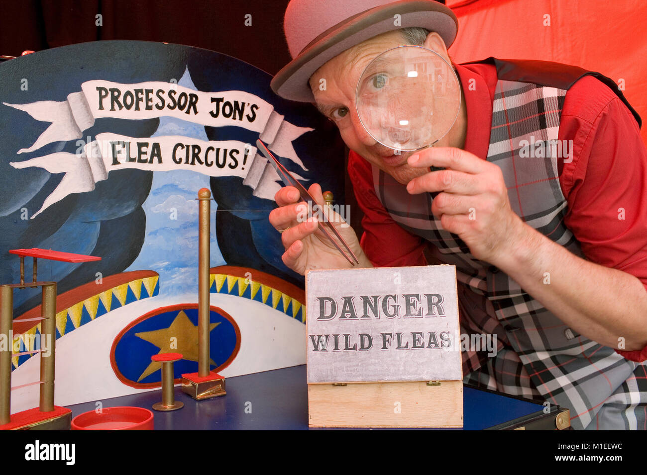 Jon Marshall als 'Professor Jon 'an seinem Flea Circus Show in Margate. Die sideshows wurden erstmals in den 1950er Jahren durch Showman Jon Gresha ausgestellt Stockfoto