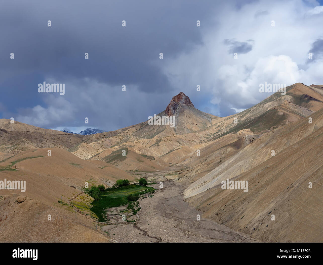 Blick auf die hohen Berge von der Route zwischen dem Srinagar Stadt und den Leh in Ladakh. Diese Region ist ein Zweck der Motorrad expedition Stockfoto