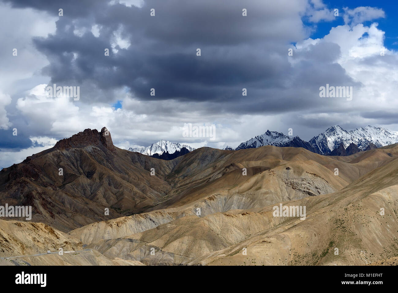 Blick auf die hohen Berge von der Route zwischen dem Srinagar Stadt und den Leh in Ladakh. Diese Region ist ein Zweck der Motorrad expedition Stockfoto