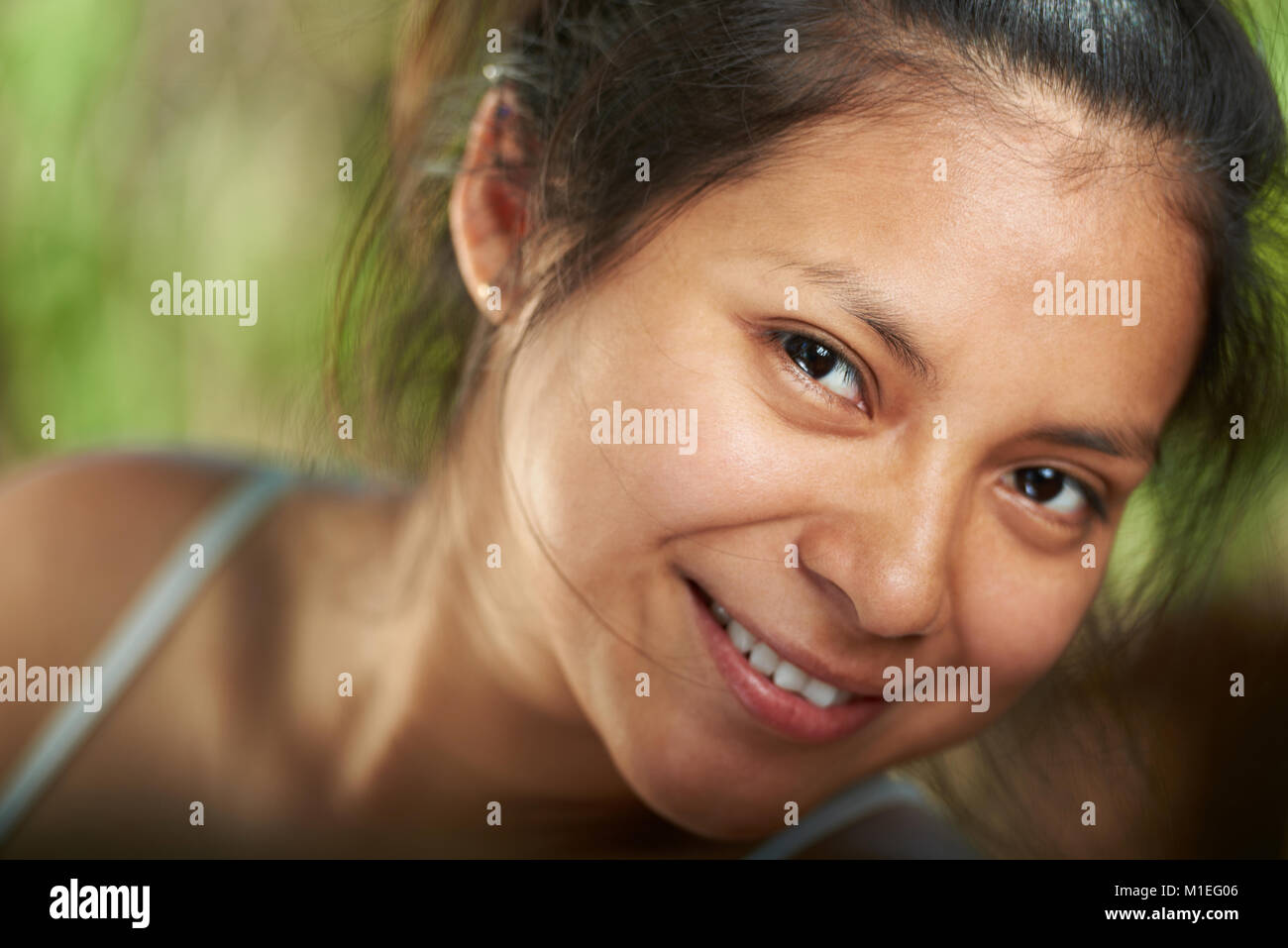 Headshot von lächelnden latino Girl mit natürlichen Make-up Stockfoto