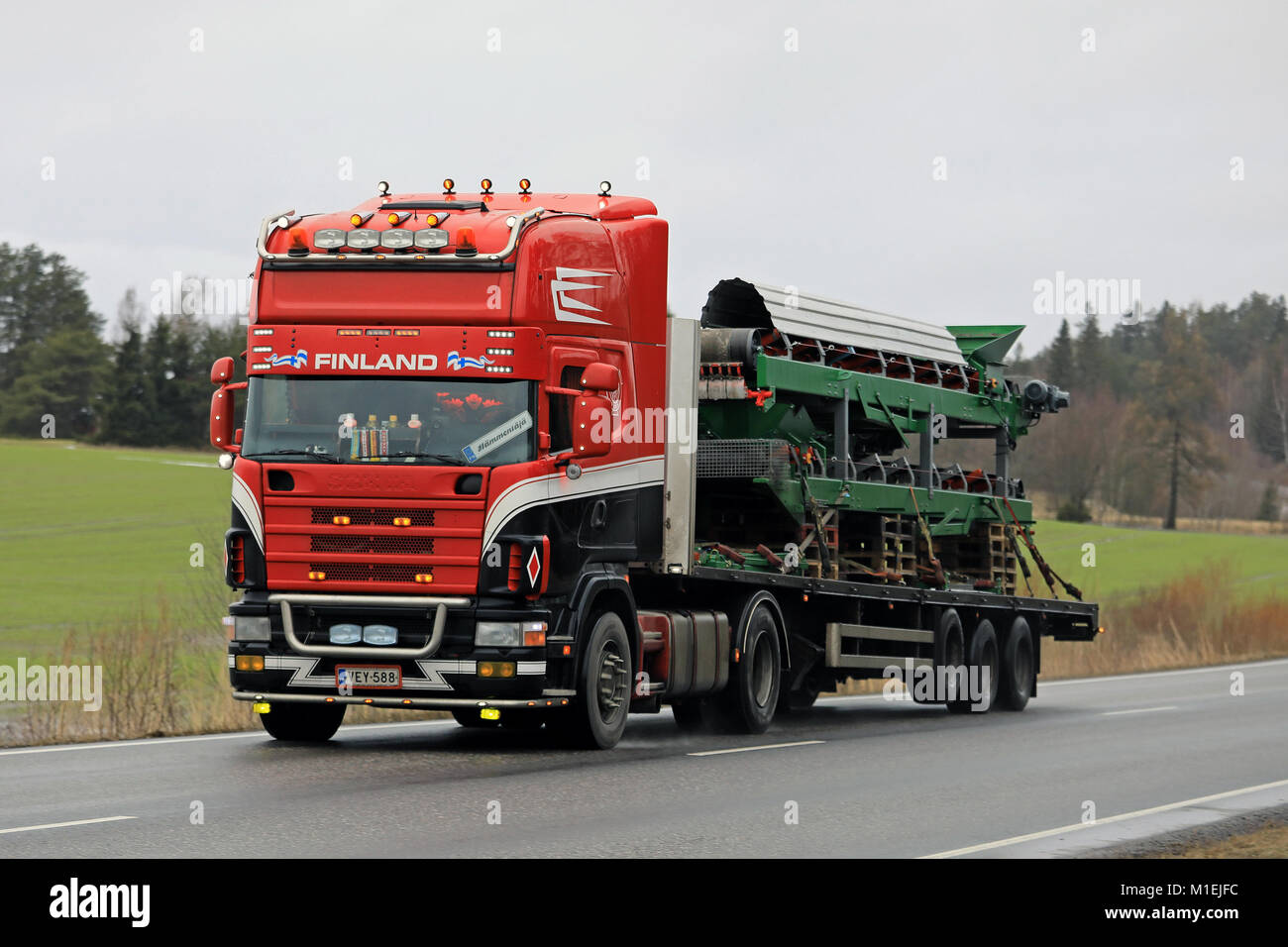 SALO, Finnland - 26. JANUAR 2018: Individuelle 4-Serie Scania Lkw Transporte Maschinen entlang der Landstraße im Süden Finnlands. Stockfoto