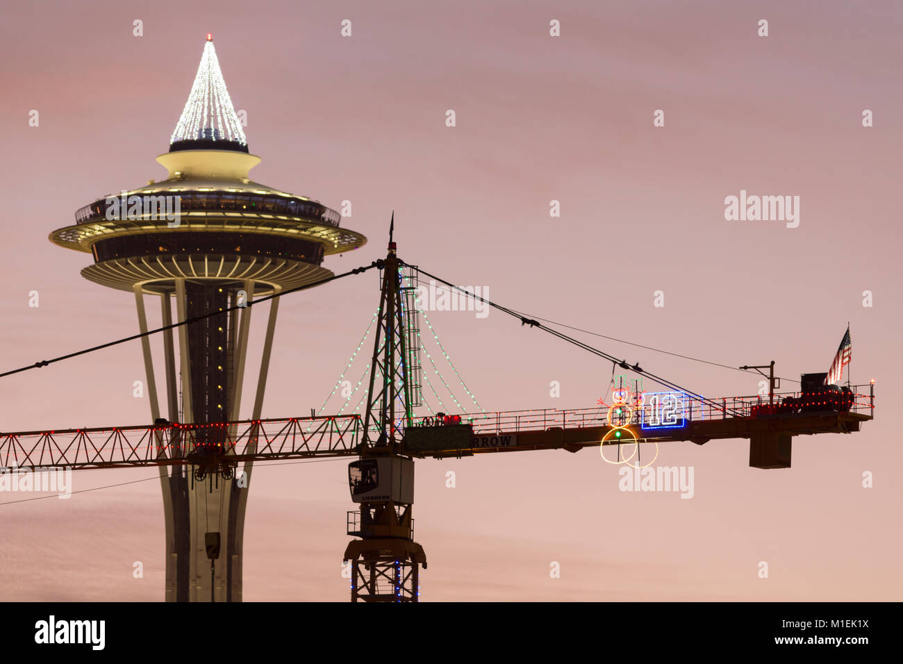 United States, Washington. Seattle, Space Needle, Kran,, Weihnachtsbeleuchtung Stockfoto