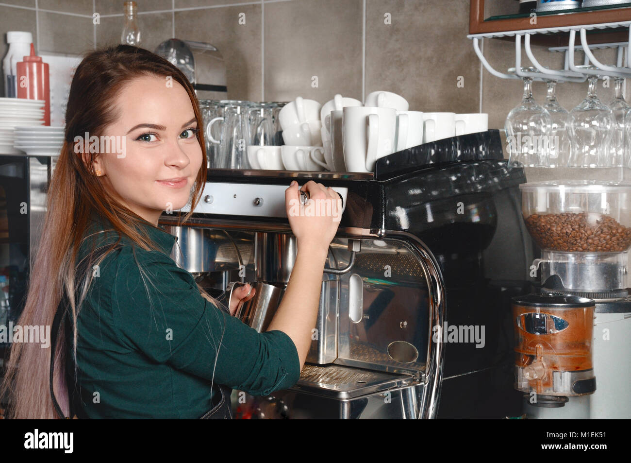Closeup Bild von barista Frau Kaffee, Kaffeemaschine. Thin/Stream fließen  zu Metall Tasse kanne Gießen Stockfotografie - Alamy