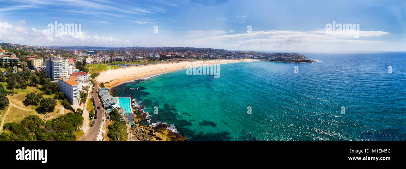 Emerald Bondi blue Farbe sauber Pazifik Wasser waschen auf breiten Sand von Bondi Beach in Sydney. Breite Antenne Panorama der berühmten australischen Strand. Stockfoto