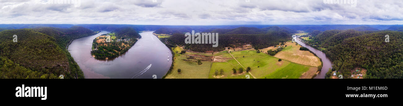 Loop auf Hawlesbury Fluss rund um Wisemans Ferry regionale Stadt im ländlichen NSW, Australien. Antenne Panorama der River Valley und Feldern erhöht. Stockfoto
