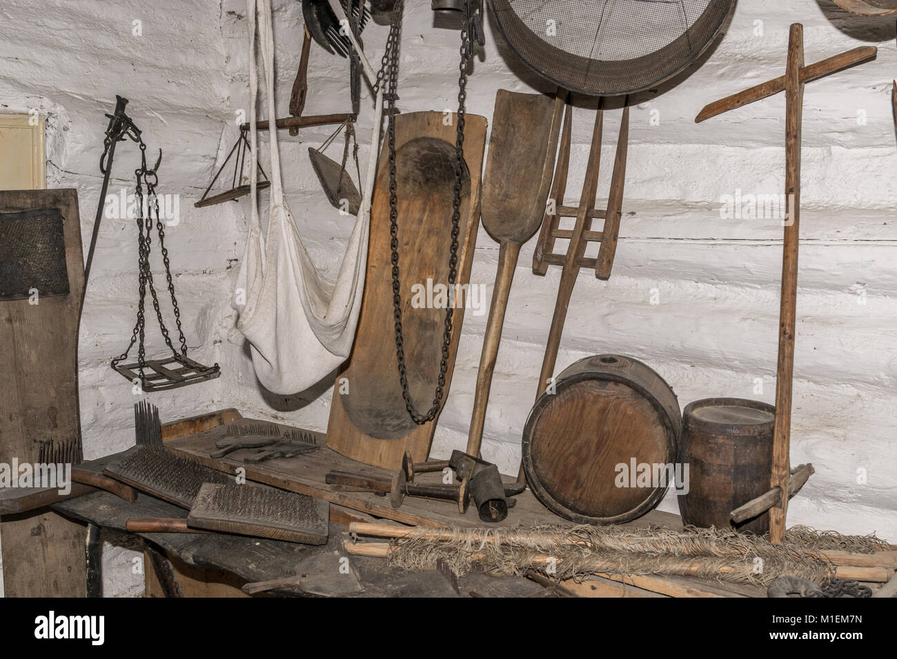 Traditionelle Alte Haus Garten Und Landwirtschaftliche Werkzeuge Stockfotografie Alamy